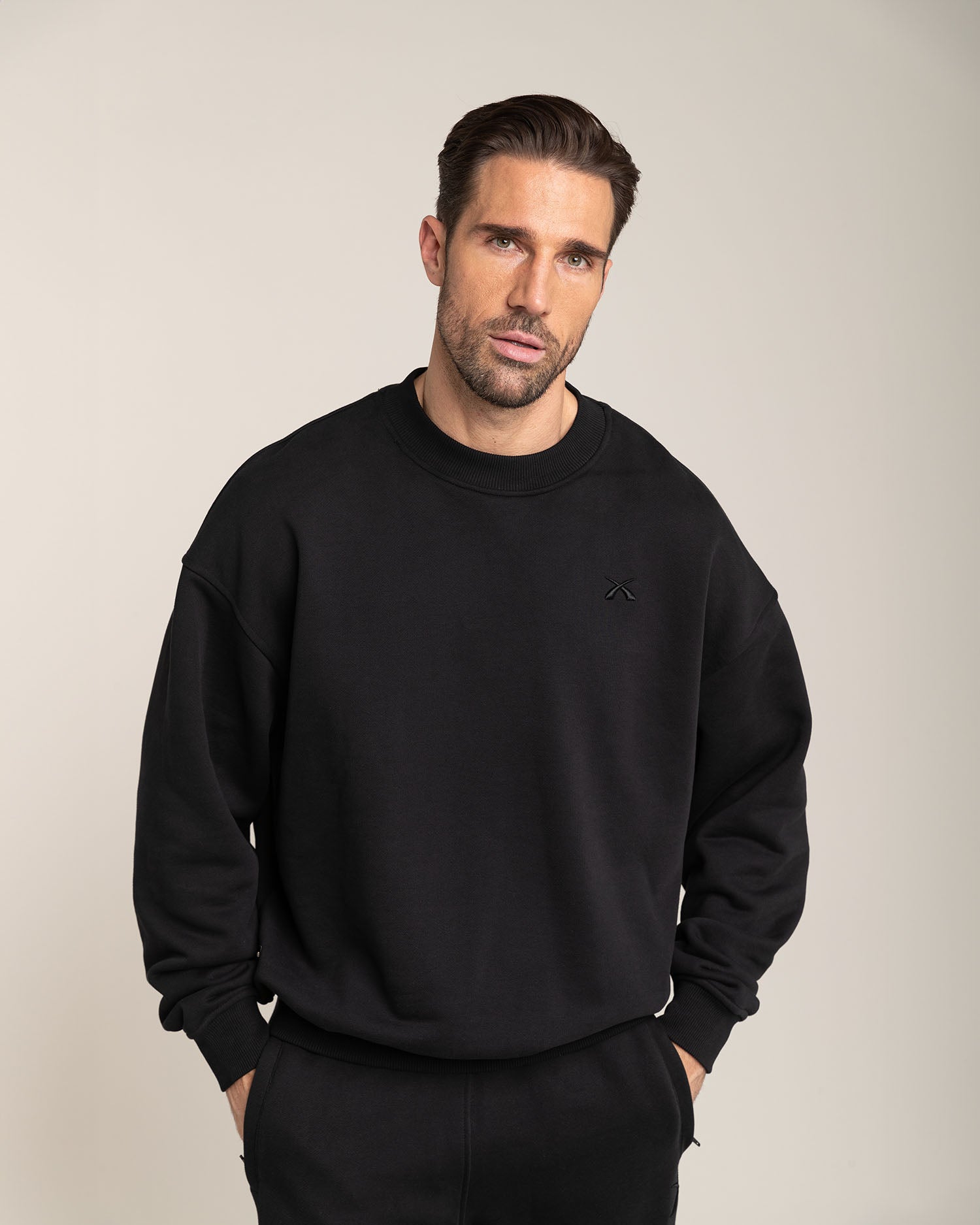 schwarzer-pullover-807kwh-1.jpg